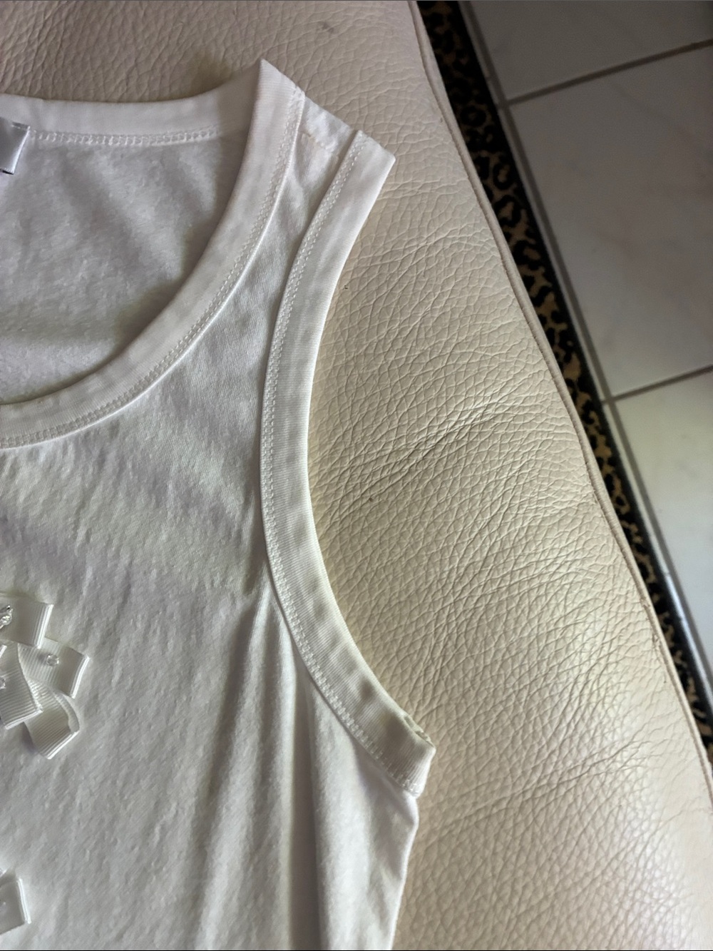 CHANEL authentic White Ribbon-Embellished CC Logo Tank - Picture 4 of 6